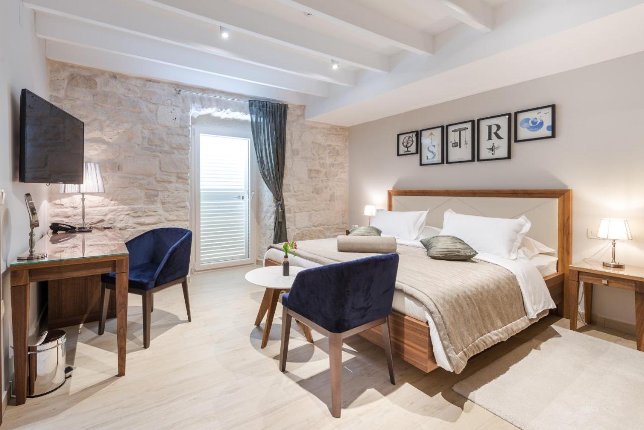 Room 102 — Oštro