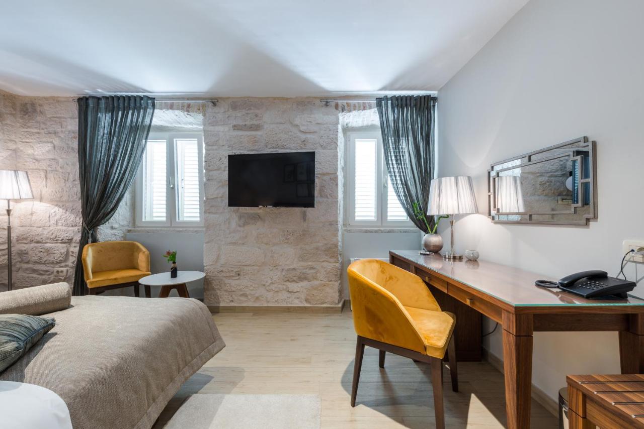 Room 103 — Pulenat